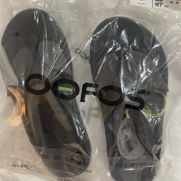 OOFOS Black Sandals M5/W7 - Picture 3 of 4